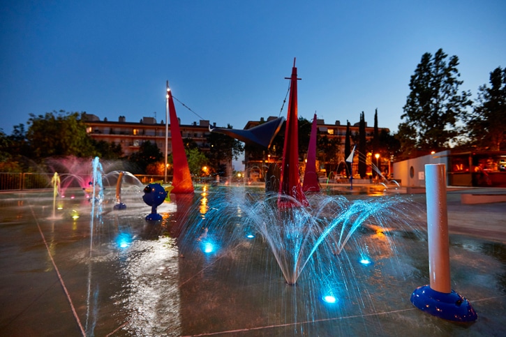 Fuente con juegos de agua con iluminación nocturna de VORTEX en el municipio de Castellar