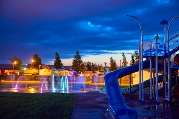 Parque de agua de VORTEX, con iluminación nocturna, instalado en el Camping de Bañares