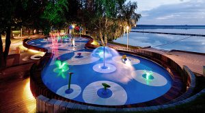 Fuente en Tychy durante la noche