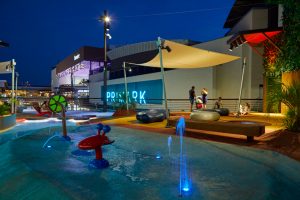 parque de agua sin profundidad con iluminación nocturna del Centro Comercial Bonaire