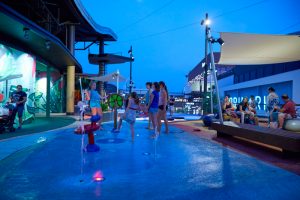 Iluminación nocturna del parque de agua sin profundidad VORTEX instalado en el Centro Comercial Bonaire