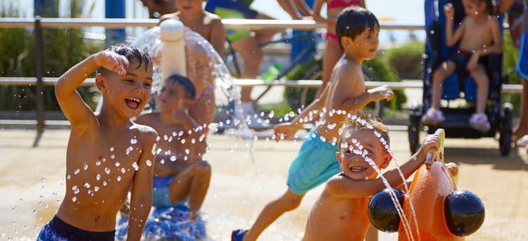 Juegos de agua para niños seguros e inclusivos con las soluciones de VORTEX