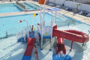 Remodelar una piscina con los juegos de un parque acuático