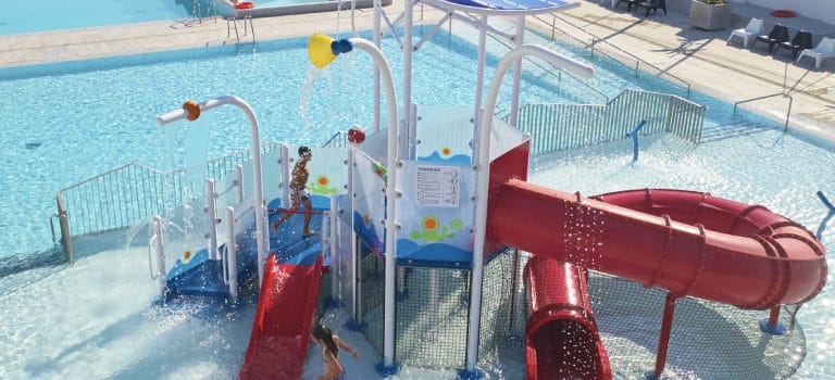 Remodelar una piscina con los juegos de un parque acuático