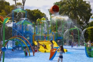 Parque de agua sin profundidad en el camping Playa Montroig Camping Resort