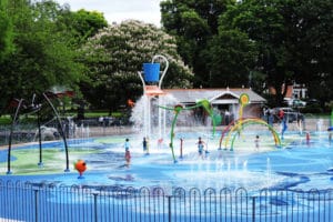 Cuenta con parques de agua sin profundidad en tus proyectos de urbanismo