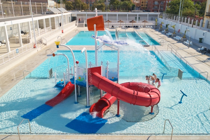 Parque de agua en superficie en la piscina municipal de Paterna