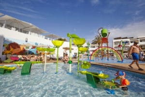 Hoteles sostenibles con soluciones de parques de agua sin profundidad