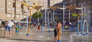 Los parques de agua son el punto de refresco para los ciudadanos frente al calor
