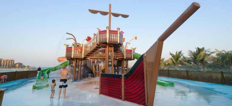 Sombras dinámicas: Combinando estructuras de agua con soluciones de sombreado arquitectónico 3