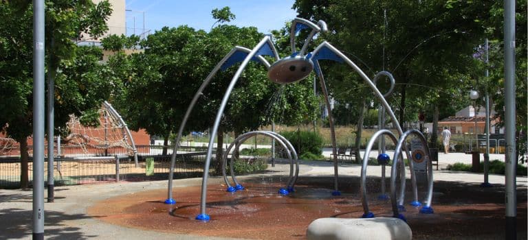 Micro-urbanismo: cómo integrar juegos de agua en plazas de menos de 100 metros cuadrados