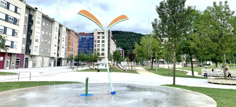 Micro-urbanismo: cómo integrar juegos de agua en plazas de menos de 100 metros cuadrados 1