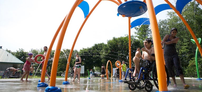 Inclusión real: parques de agua diseñados para niños con movilidad reducida en sillas de ruedas-1