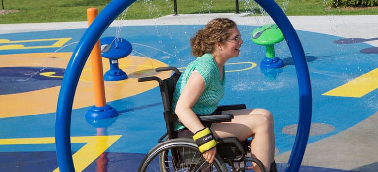 Inclusión real: parques de agua diseñados para niños con movilidad reducida en sillas de ruedas-2