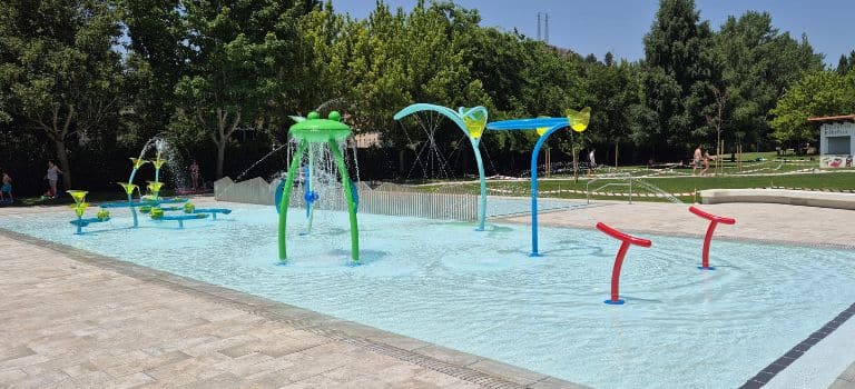 Cómo transformar una piscina infantil obsoleta en un área de juego interactiva