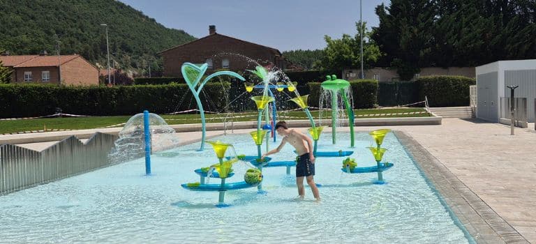 Piscina infantil obsoleta en área de juego interactiva